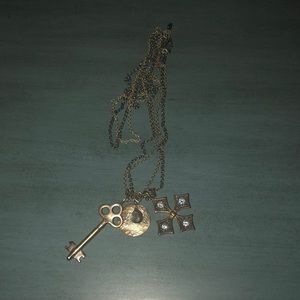 Stella and dot key necklace